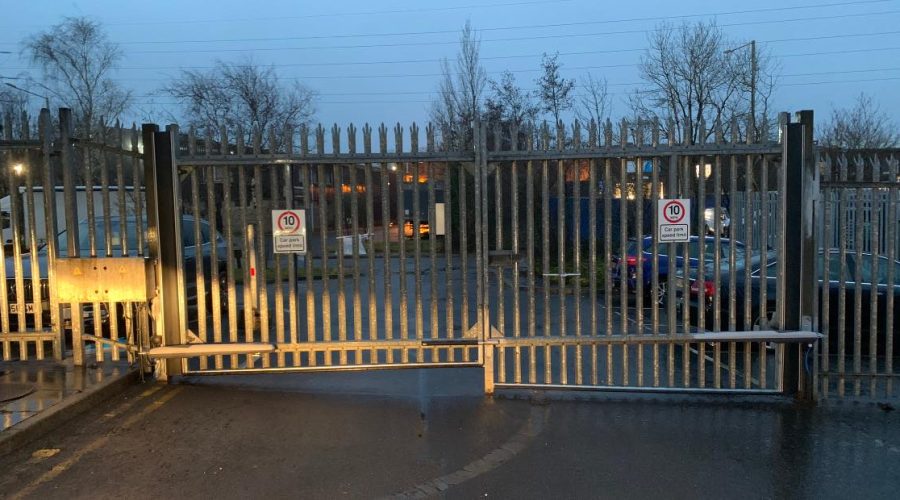 10 Mph Gate With Sign Spikes